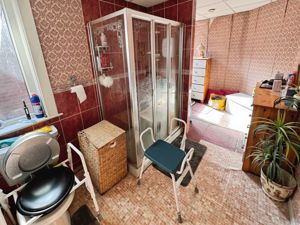 Shower room- click for photo gallery